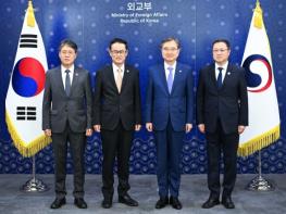 조현 외교부장관, 3국협력사무국(TCS) 신임 사무총장단 만나 한중일 협력 위한 역할 당부 기사 이미지