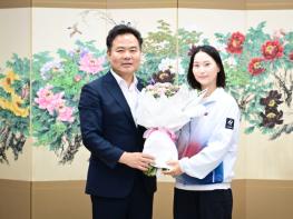 “잘 싸웠다! 자랑스럽다!”김학홍 문경시장 아시안게임 출전 엄예진·조하림 선수 격려!! 기사 이미지