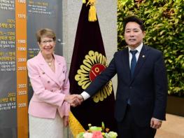 서울시의회 임만균 의장, 호주 NSW주총독과 상호결연 30주년 기념 기사 이미지