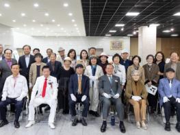 구청에서 가을 시 한 편… 유동균 마포구청장, 마포문인협회 시화전 참석 기사 이미지