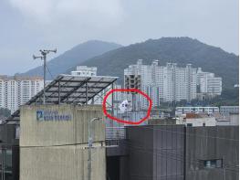 [카메라고발] 광복절 전야에… 깃봉 중간에 걸린 낡은 태극기, 닫힌 구청장 카톡 기사 이미지